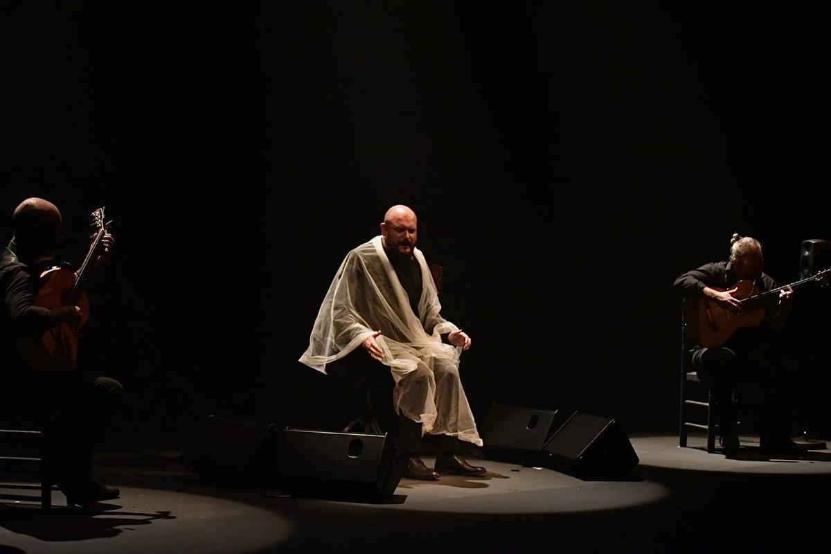 Niño de Elche, en el centro de la imagen, durante su recital Memorial en la Bienal de Flamenco de Sevilla, el 23 de septiembre de 2022. Le acompañan los guitarristas Mariano Campallo (izquierda) y Raúl Cantizano (derecha de la fotografía).