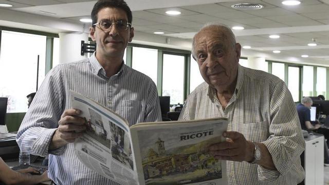Alberto Guillamón (d) sostiene junto a su hijo, Sergio Guillamón (i) un ejemplar del especial de las fiestas de Ricote.