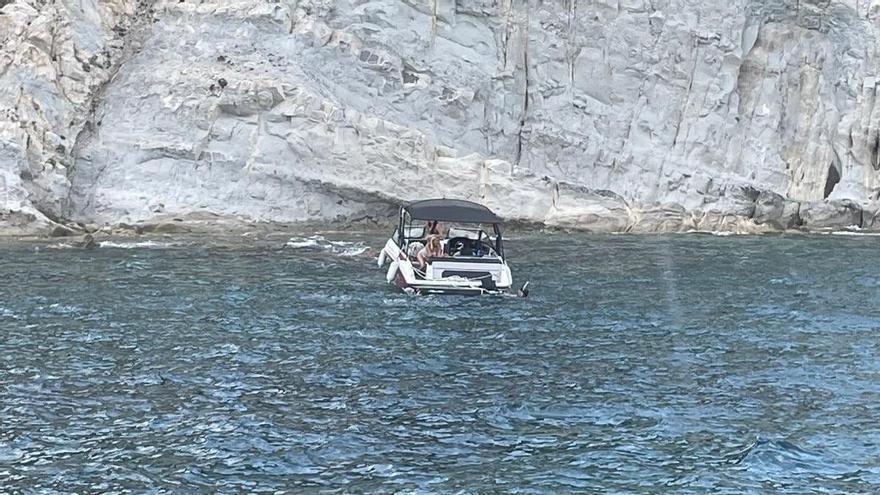 Enésimo accidente náutico en Xàbia: encalla una barca de recreo en la Cala Blanca