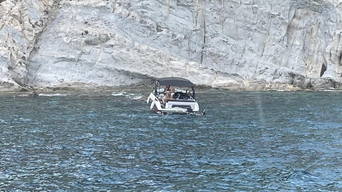 La embarcación, encallada en las rocas de la Cala Blanca, una costa de acantilados de margas y de ahí su color blanco