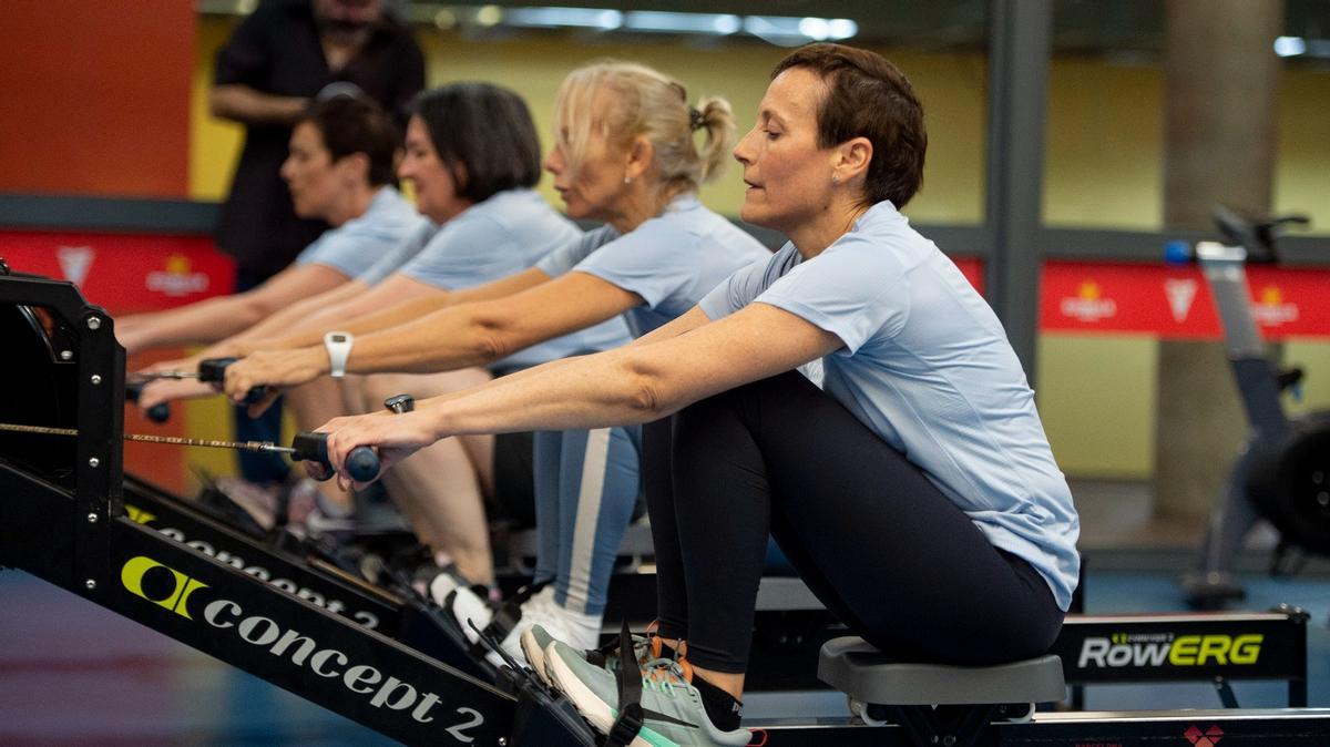 Participantes en el proyecto Nereida de práctica de remo, durante uno de los entrenamientos indoor, en el Club Natació Barceloneta.