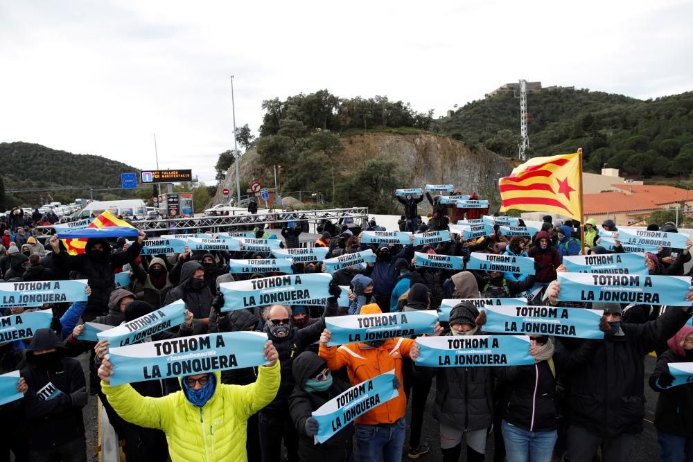 Una acció del Tsunami Democràtic talla l'AP-7 a la Jonquera