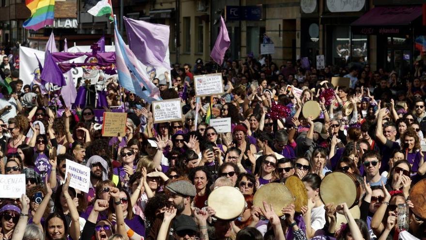 Un multitudinario y diverso 8M desborda las calles de Villaviciosa y celebra a la mujer rural