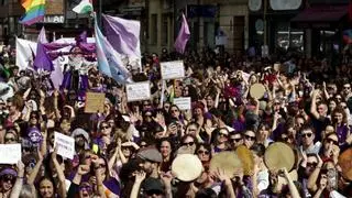 Un multitudinario y diverso 8M desborda las calles de Villaviciosa y celebra a la mujer rural