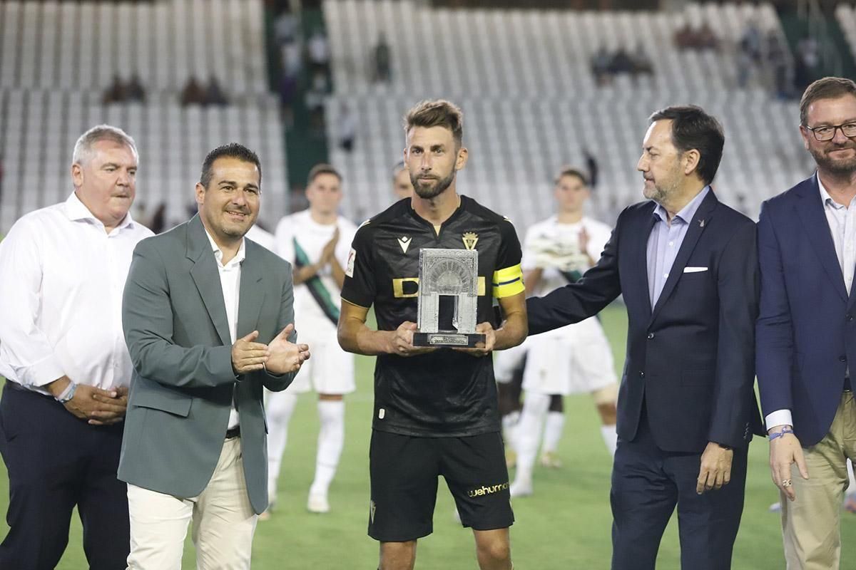 El Cádiz, ganador de la primera edición del Trofeo Puertas de Córdoba, en verano de 2023.