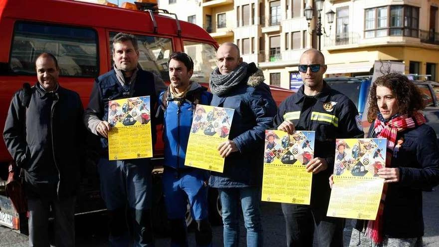 Miembros de la ONGD Acción Norte muestran los calendarios solidarios para recaudar fondos.