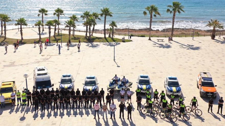 Imagen de los efectivos desplegados para garantizar la seguridad en Orihuela Costa este verano.