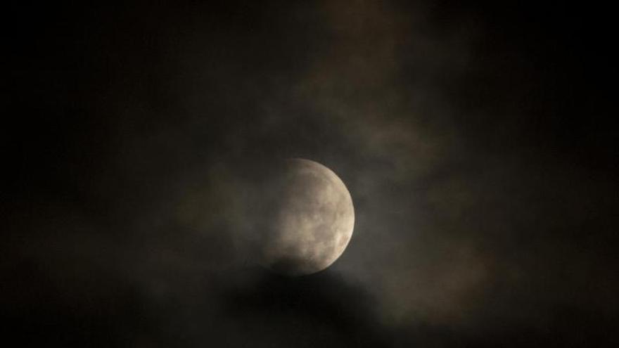 Las nubes ocultan el eclipse lunar en A Coruña