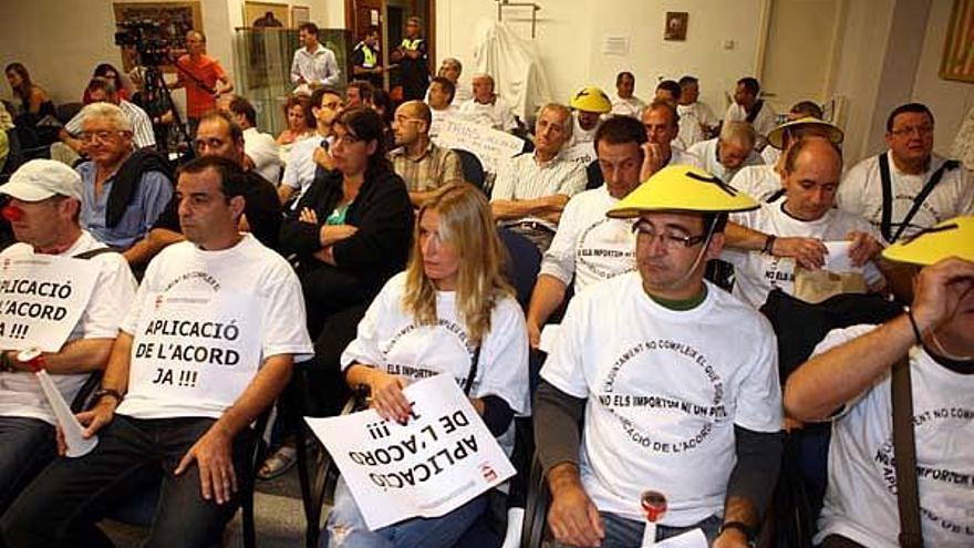 Els treballadors de l&#039;Ajuntament protestant abans de l&#039;inici del ple municipal celebrat ahir el vespre.