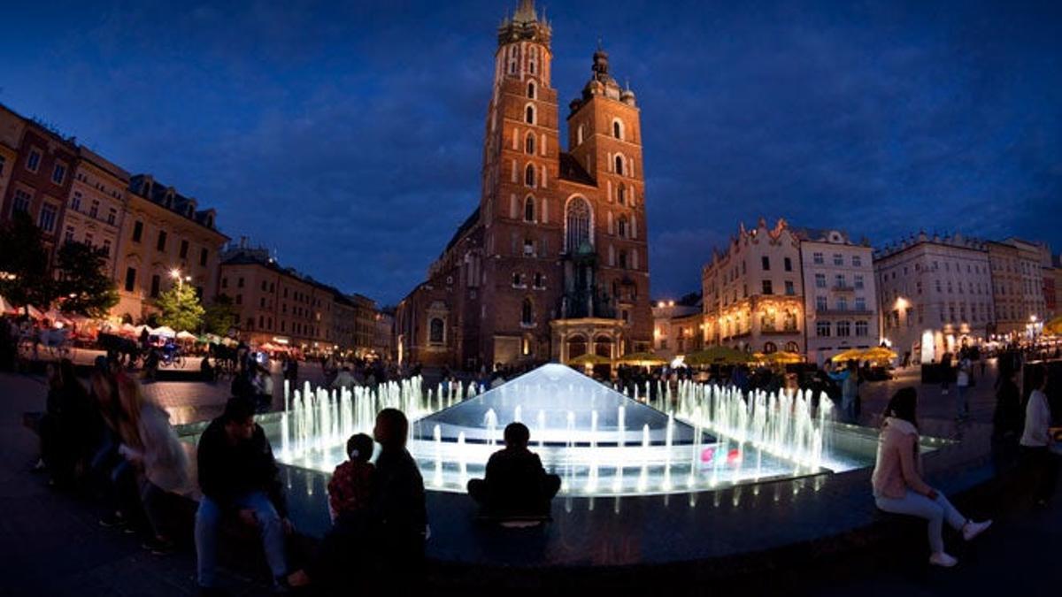 Anochecer en la Plaza del Mercado de Cracovia.
