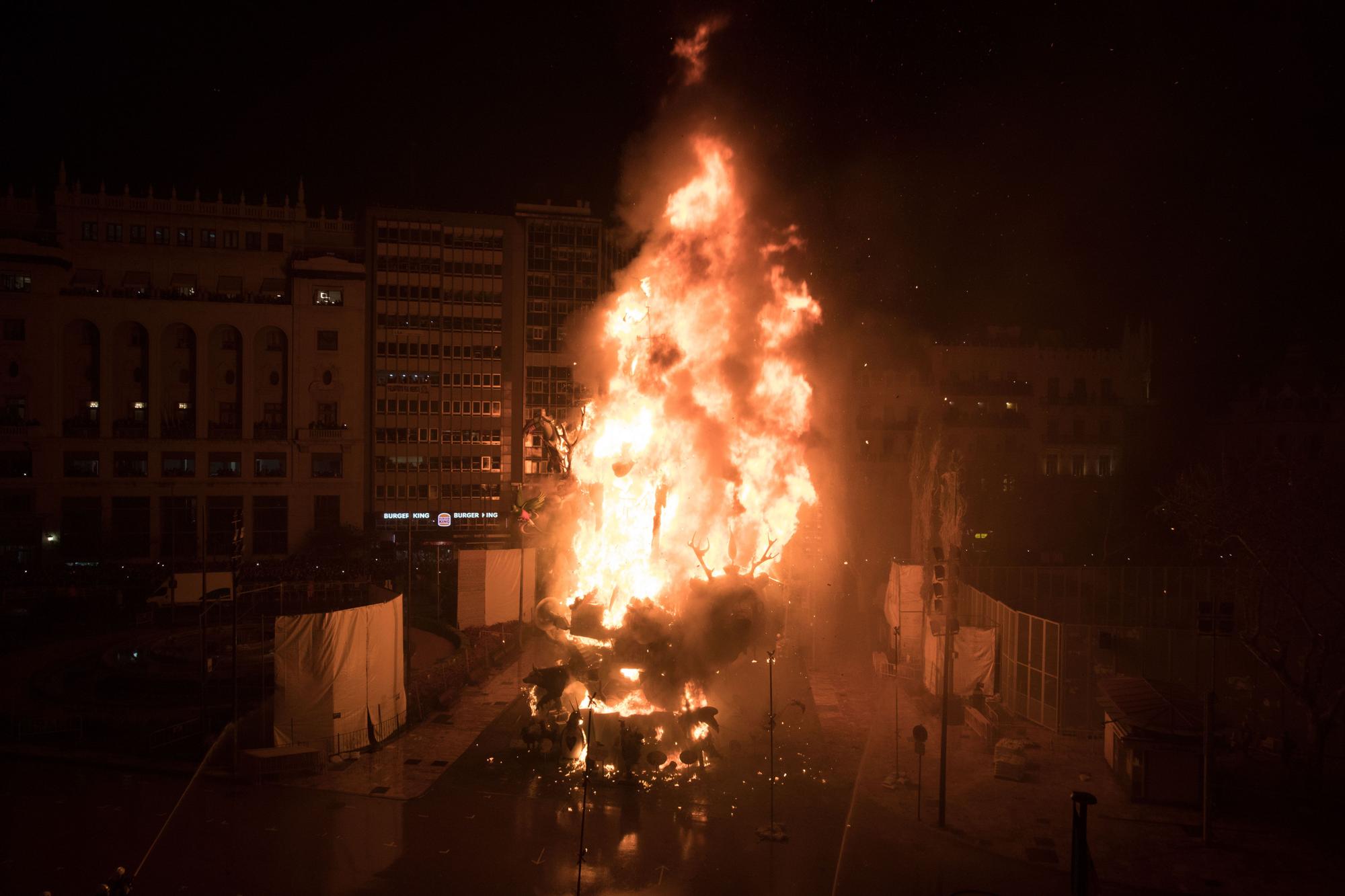 La falla municipal de València, devorada por las llamas