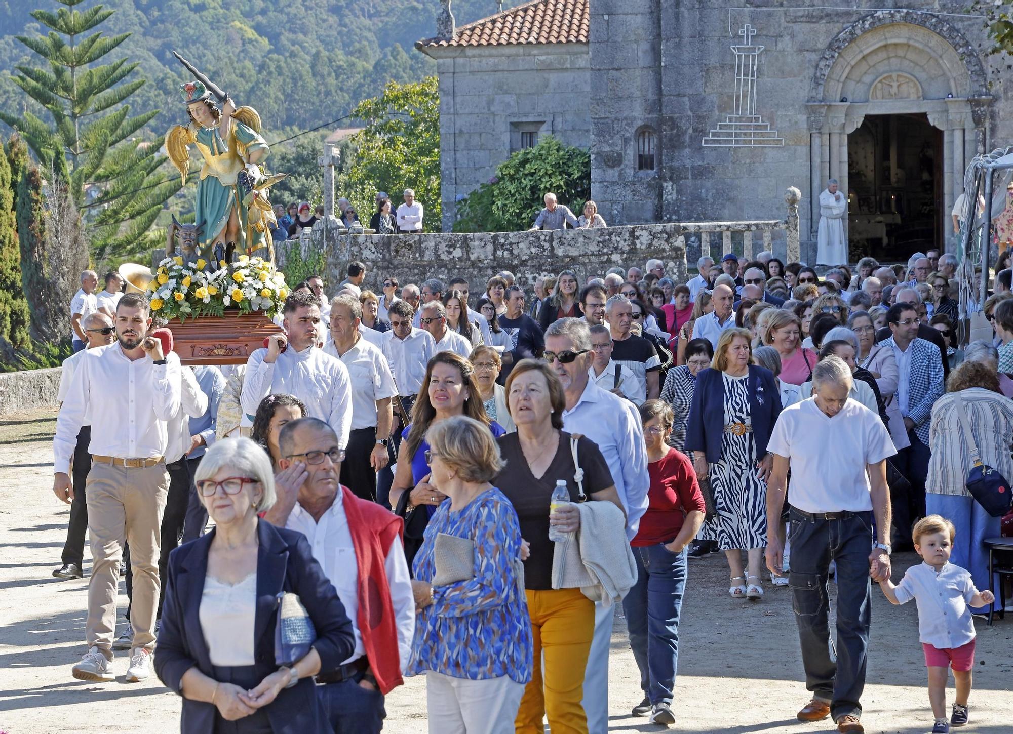 Tradicional procesión en San Miguel de Peitieiros
