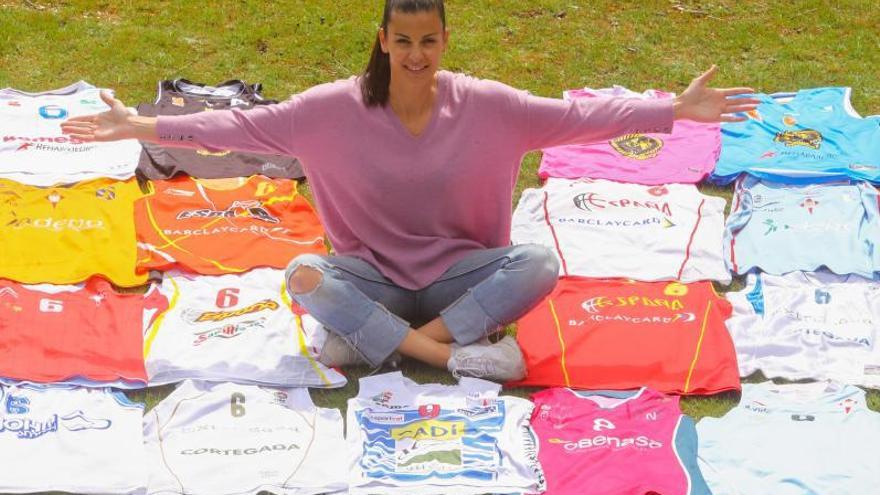 Sara Gómez con muchas de 
las camisetas que vistió.  | // I.A.