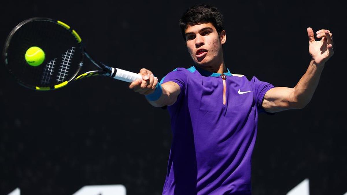 Carlos Alcaraz, en su partido del Open de Australia ante Botic Van De Zandschulp.