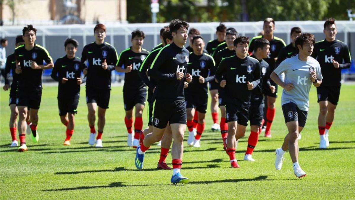 La selección de Corea del Sur, ejercitándose hoy en Moscú