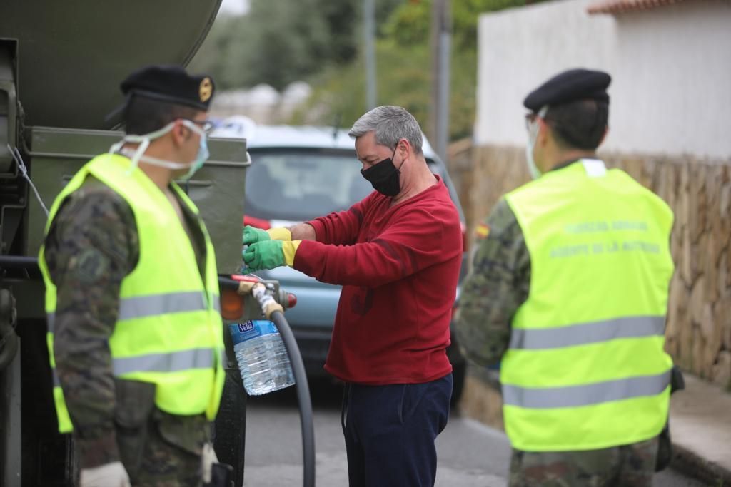 El Ejército reparte agua en las parcelaciones de Córdoba