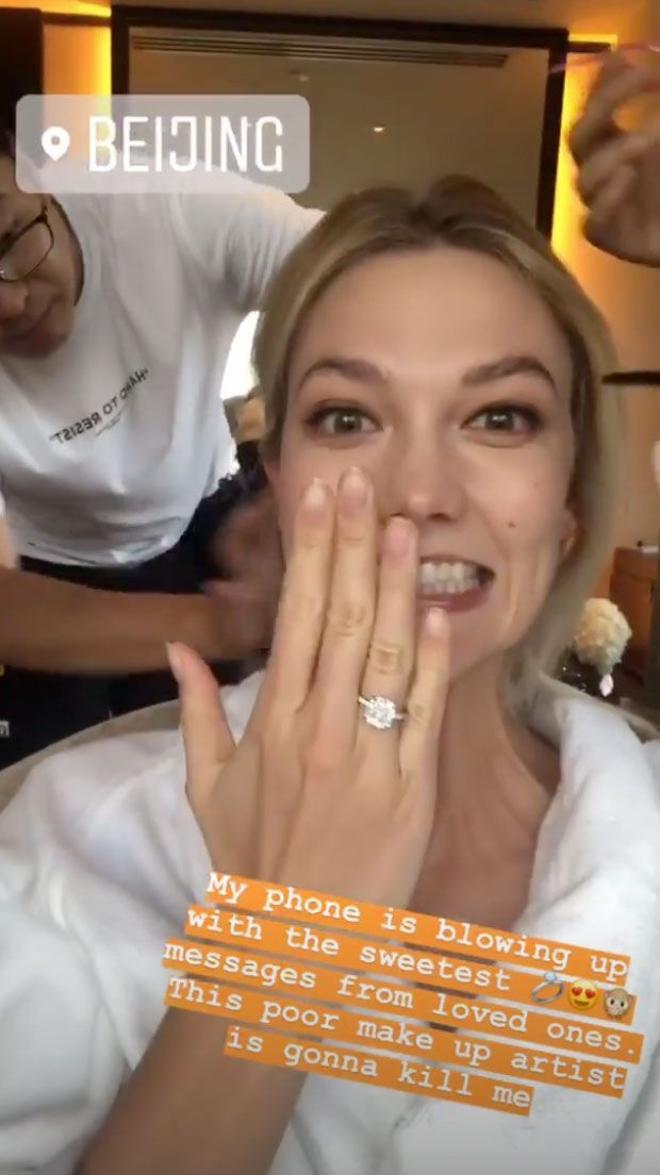 Karlie Kloss enseña su diamante de compromiso