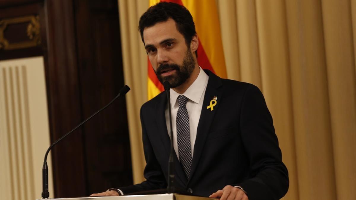 El presidente del Parlament, Roger Torrent, este lunes, anunciando la candidatura de Carles Puigdemont.