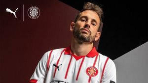 El Girona presenta la primera equipación para la temporada 2025-26