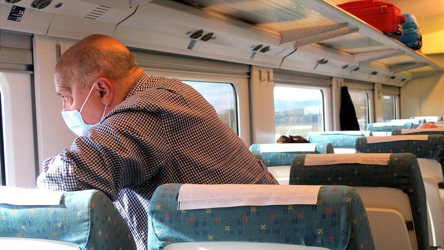 Un viajero del Euromed mira por la ventana en el momento que el tren pasa junto a Marina d&#039;Or (ciudad de vacaciones).