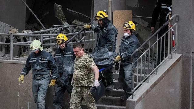 Rescate del cuerpo de la periodista de Radio Liberty Vira Hyrych
