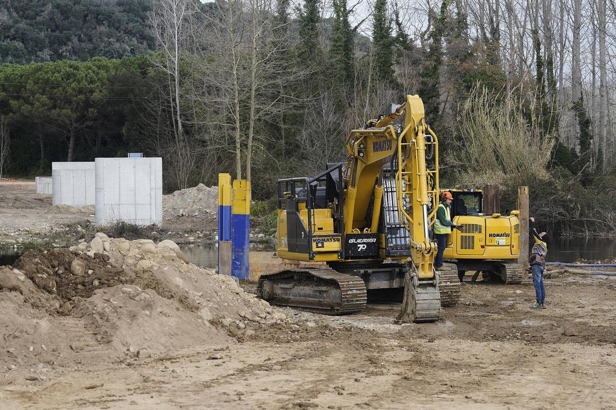 Una màquina amb dos pilars al fons.
