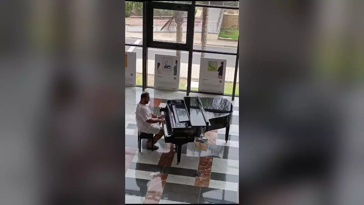 Así fue el emotivo momento en el que un paciente del Doctor Negrín toca el piano en el hospital