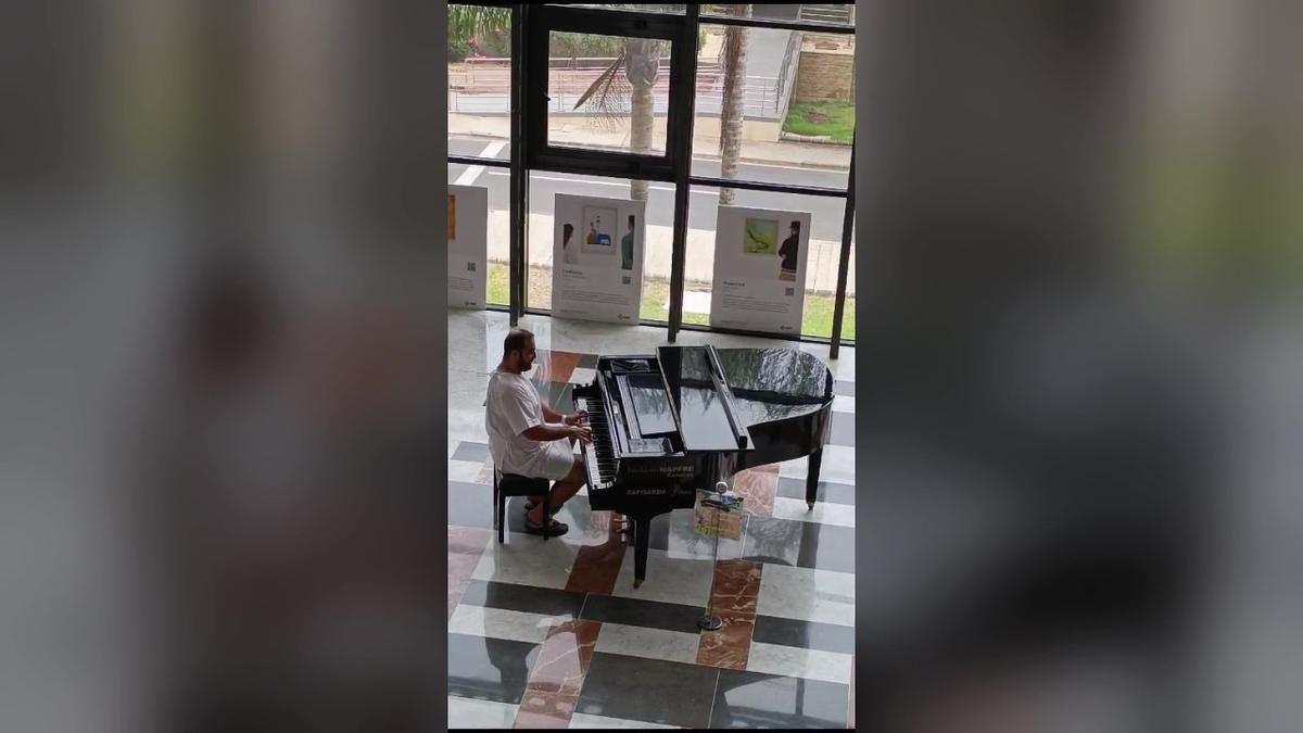 Paciente del Hospital Doctor Negrín toca el piano en el centro hospitalario.