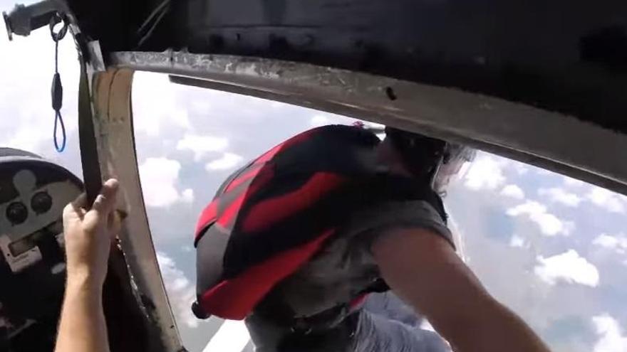 Un paracaidista pierde su zapato en pleno vuelo y lo recupera durante el descenso