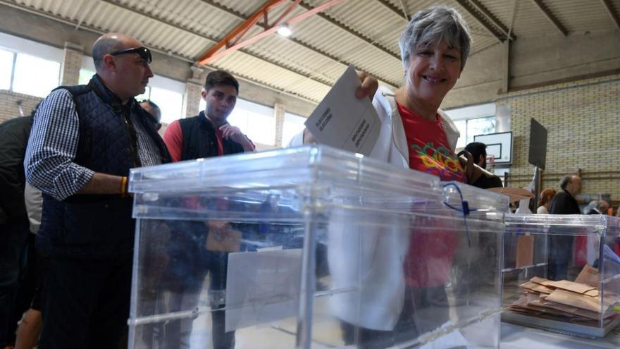 Vecinos de Campolongo ante las urnas. // G. Santos