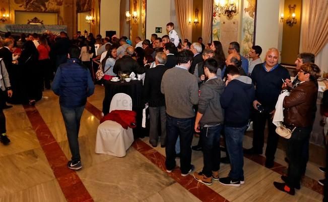 Cristiano Ronaldo y Sergio Ramos firman autógrafos en el Hotel Santa Catalina.