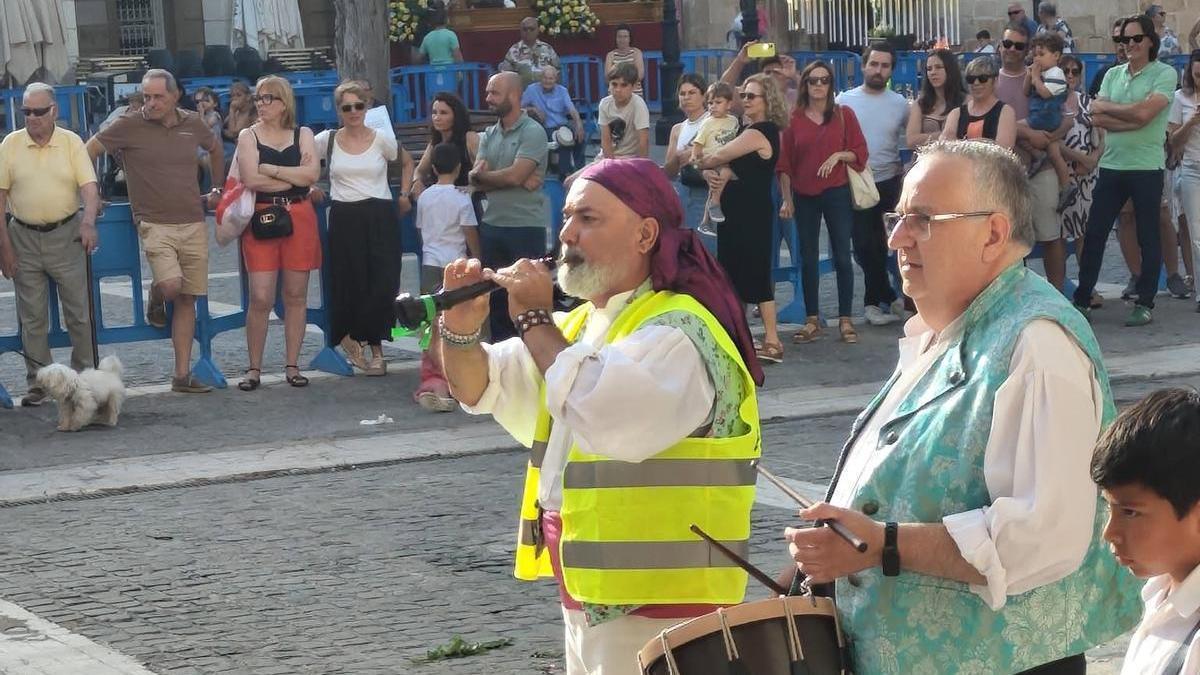 El dolçainer con el chaleco amarillo.