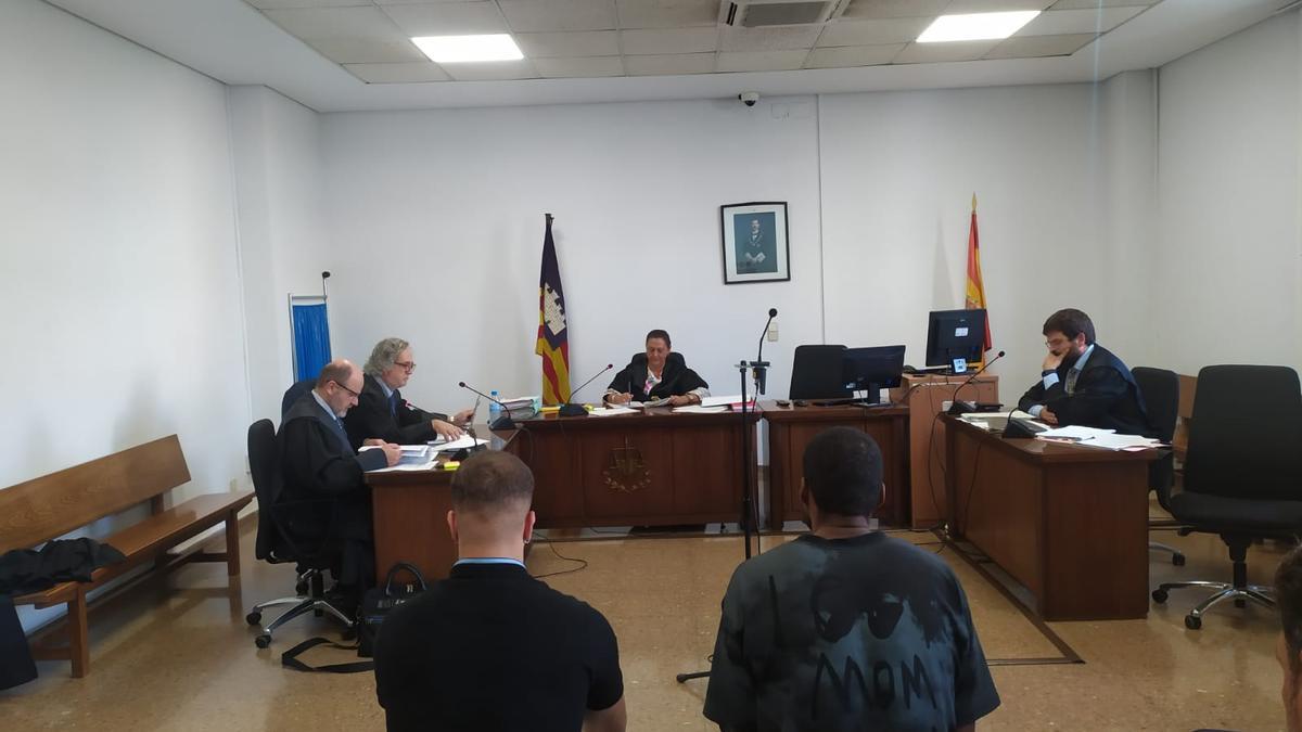 Los dos acusados, hoy durante el juicio.