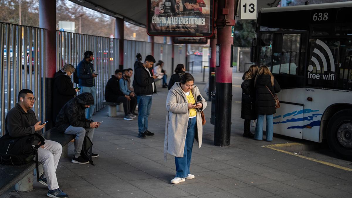 La estación de Fabra i Puig de Barcelona retoma la actividad de trenes y autobuses habitual