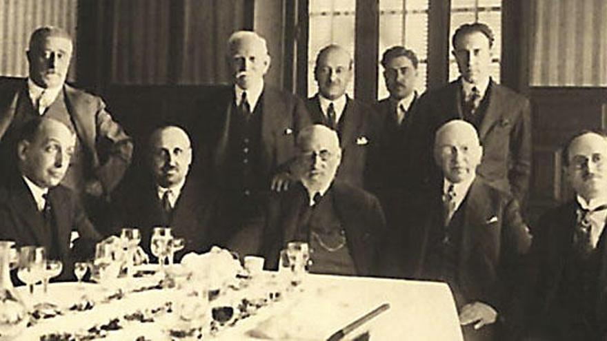 Banquete celebrado en Madrid, en 1926.  Sentados, de izquierda a derecha: José Mª Villaverde, Francisco Tello, Santiago Ramón y Cajal, el professor polaco Szymonowicz y el professor francés Raoul M. May. De pie, de izq. a dcha.: Miguel Gayarre, Domingo Sánchez, Jorge Ramón Fañanás, José G. Vadillo y Fernando de Castro.