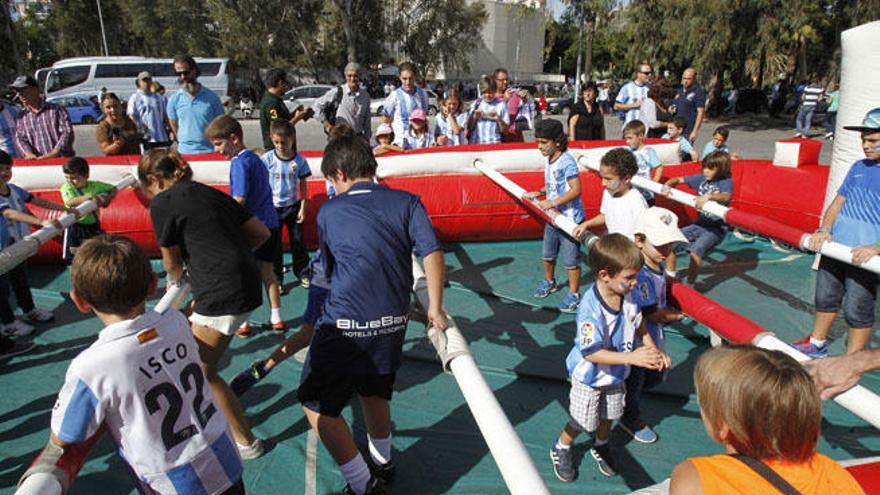 Las gradas de La Rosaleda se plagaron ayer de niños y niñas por el II Día de la Infancia