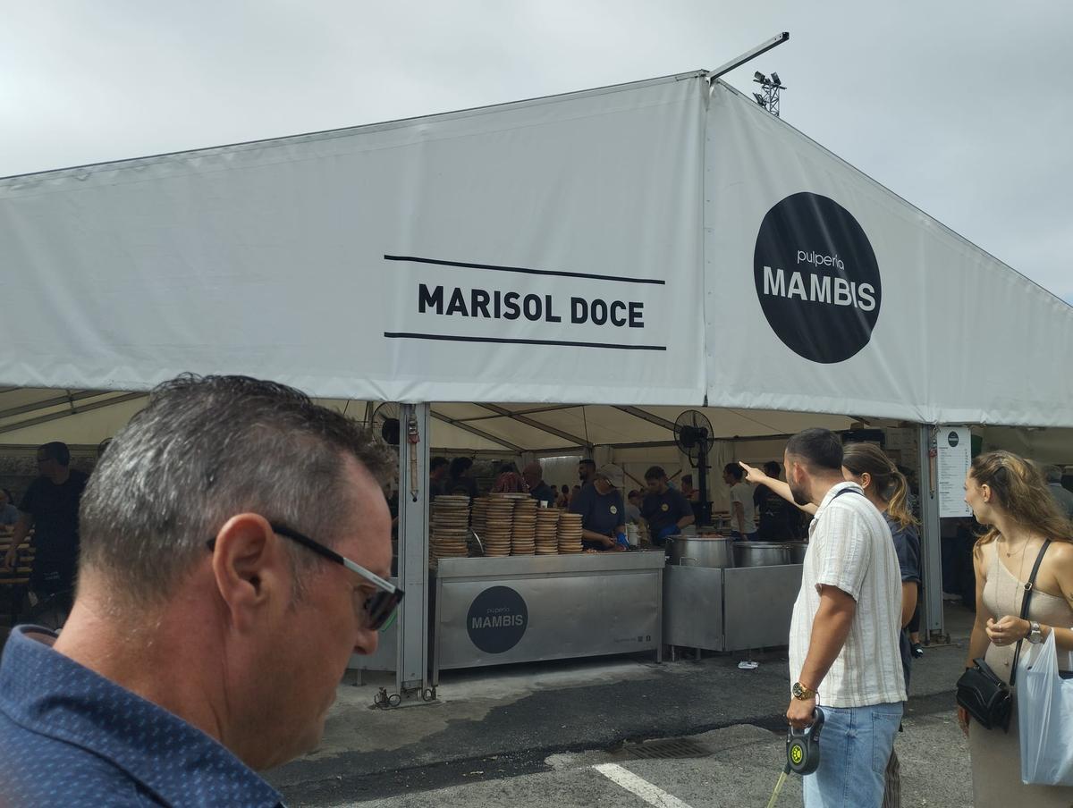 Una de las tradiciones en el mercado de Padrón es tomar una ración de pulpo.