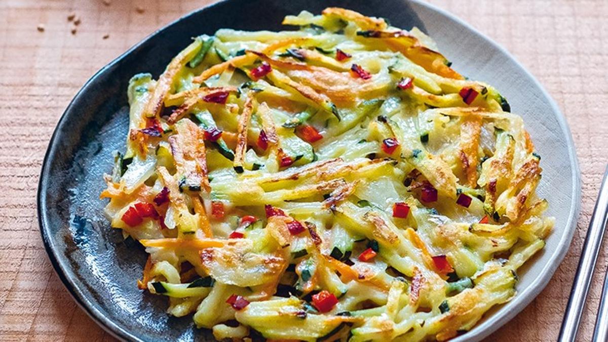 Tortitas de calabacín de Jina Jung que aparece en el libro 'Cocina casera coreana'.