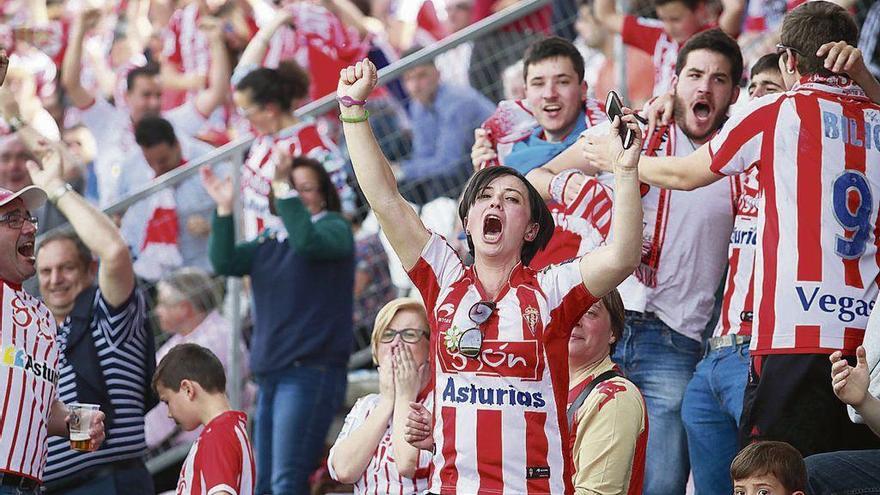 Aficionados rojiblancos celebran uno de los goles del Sporting en la última visita al Ángel Carro.