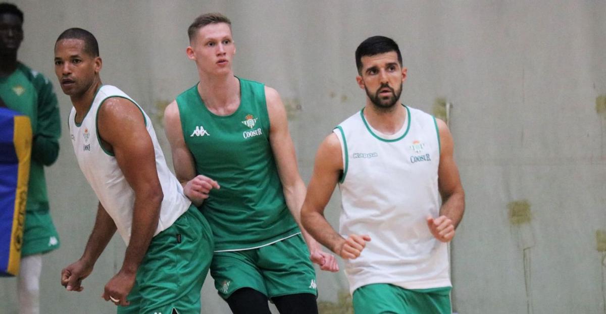 El Unicaja ya prepara con su plantilla al completo el derbi del domingo en el Polideportivo San Pablo de Sevilla. | UNICAJAB/FOTOPRESS