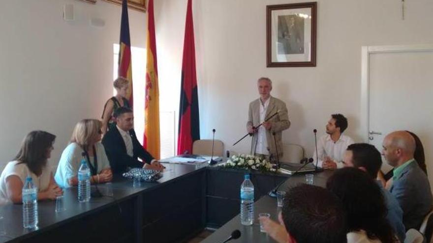 Miquel Àngel March sostiene la vara de alcaldía, ayer en el pleno de Pollença.