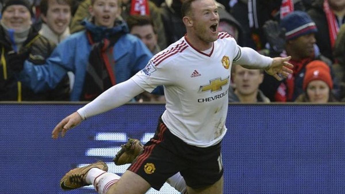 Rooney celebra el gol que le dio los tres puntos al United