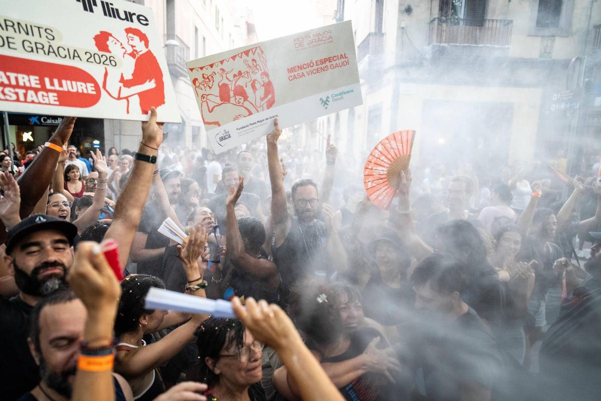 Vecinos y participantes celebran en la plaza Rovira el premio obtenido por su decoración durante la Festa Major de Gràcia