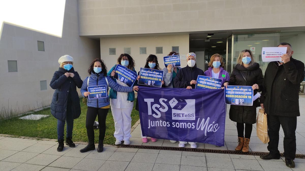 Concentración de varios técnicos superiores sanitarios a las puertas del hospital de Benavente. / E. P.