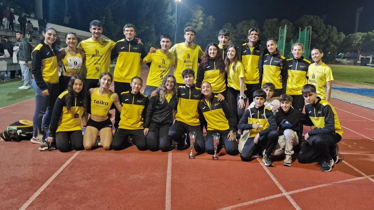 Los chicos y chicas del CA Safor Teika en el Provincial absoluto