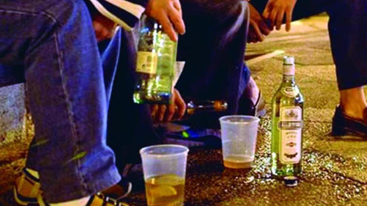 Jóvenes haciendo botellón en la vía pública.
