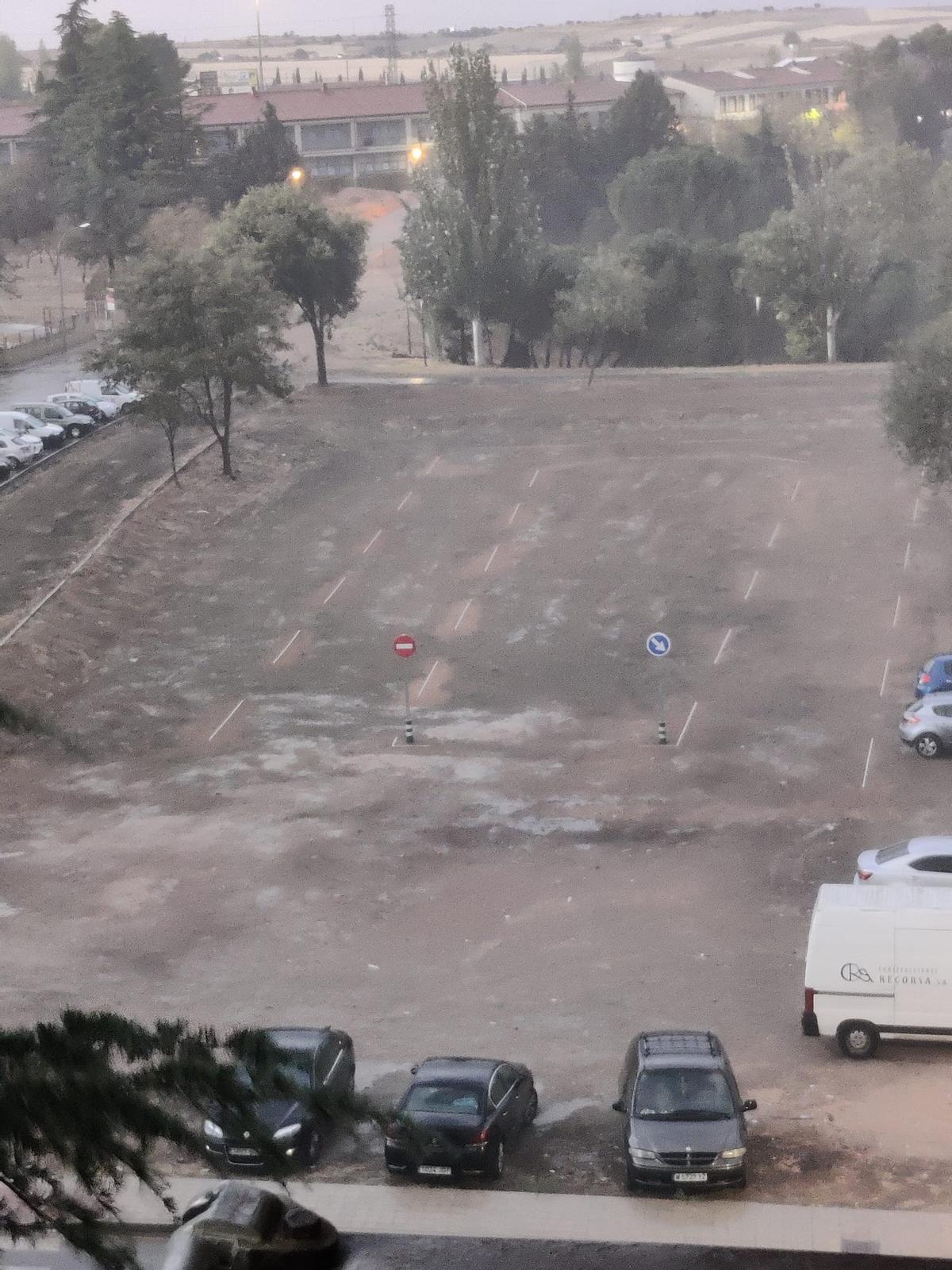 Aparcamiento gratuito en el entorno de la calle Río Manzanas con capacidad para un centenar de coches.