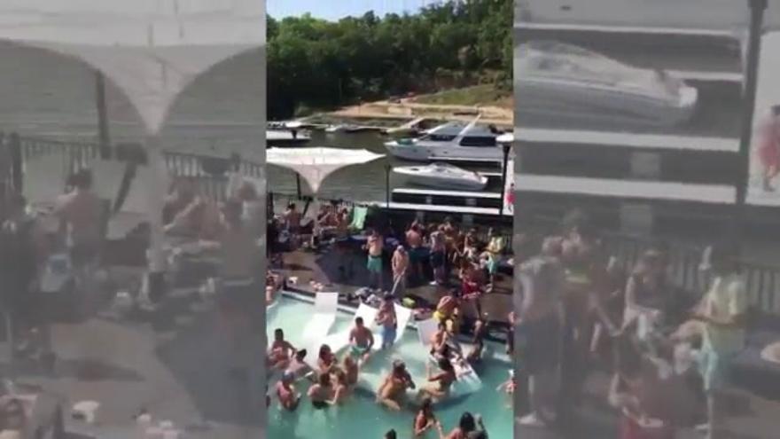 Varios jóvenes se infectan de coronavirus en una fiesta en la piscina