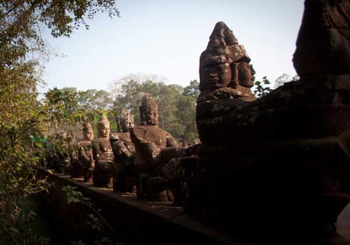 Ilera de estatuas en Angkor Wat.