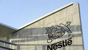 El logo de Nestlé en la sede de la multinacional en Vevey (Suiza).